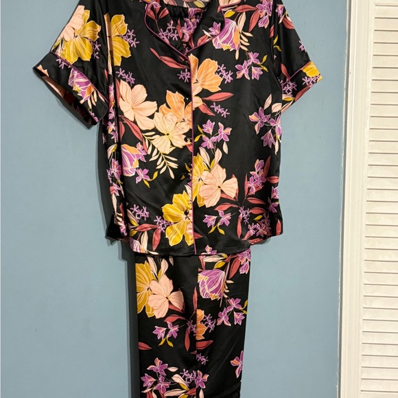 SELLING JOYSPUN PAJAMA SET FOR WOMEN SIZE XS NWT SHORT SLEEVE FLORAL COLOR. - Picture 15 of 15